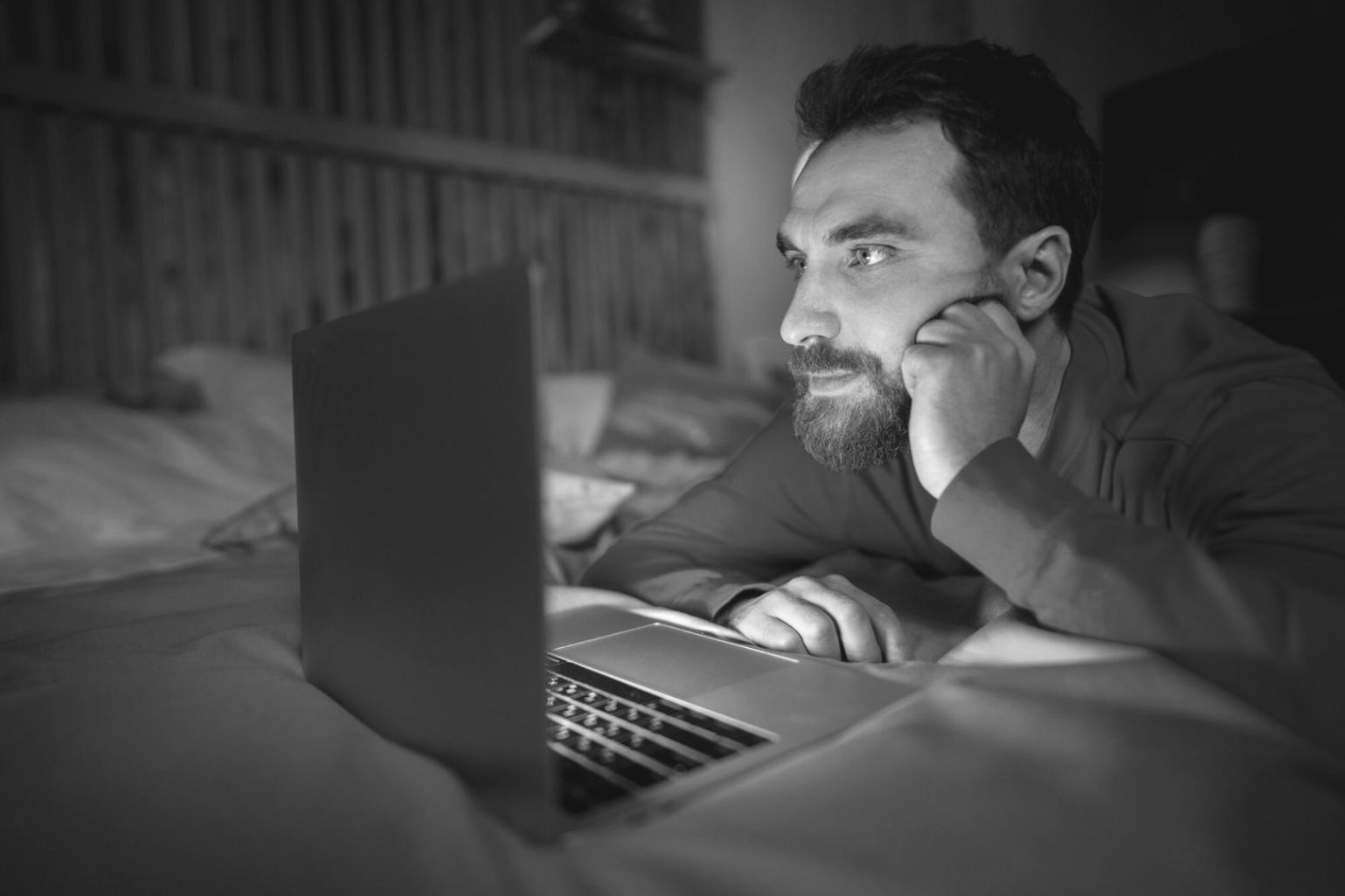 Equipo de xelquariva trabajando en estrategias financieras personalizadas