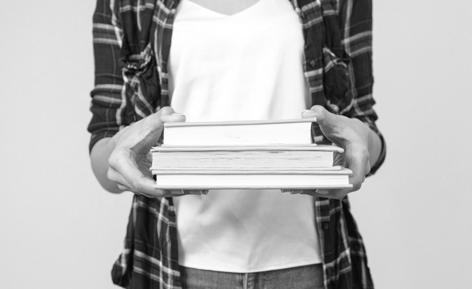 Equipo analizando reportes financieros en oficina moderna