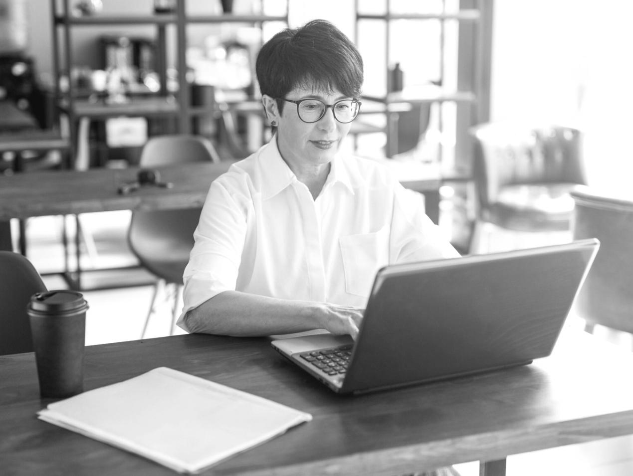 Profesionales analizando datos financieros y estrategias de inversión