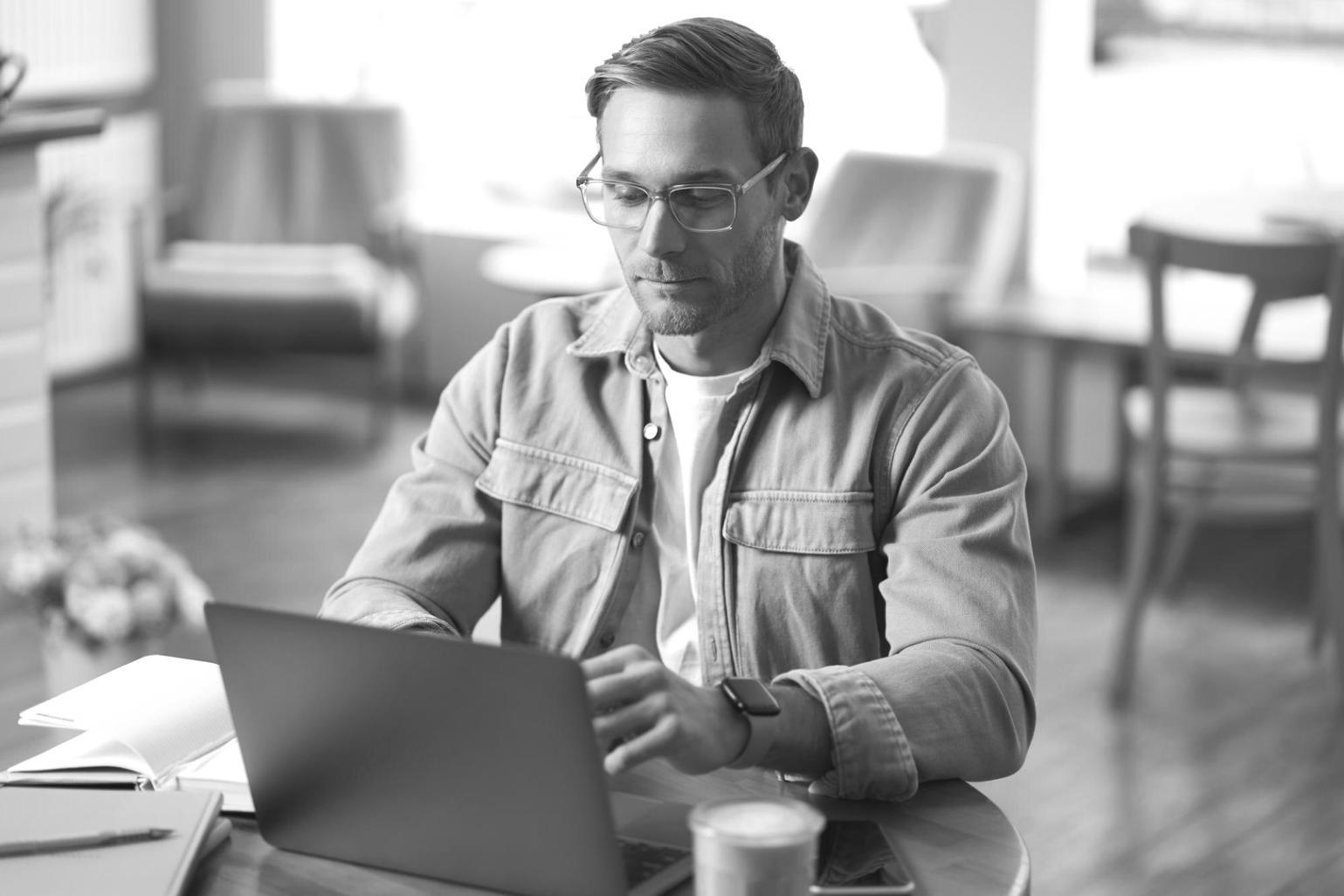 Equipo de estudiantes trabajando en análisis financiero colaborativo