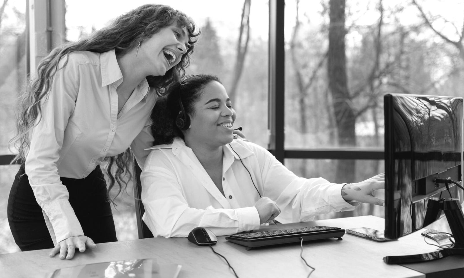 Documentos de planificación financiera y calculadora sobre escritorio